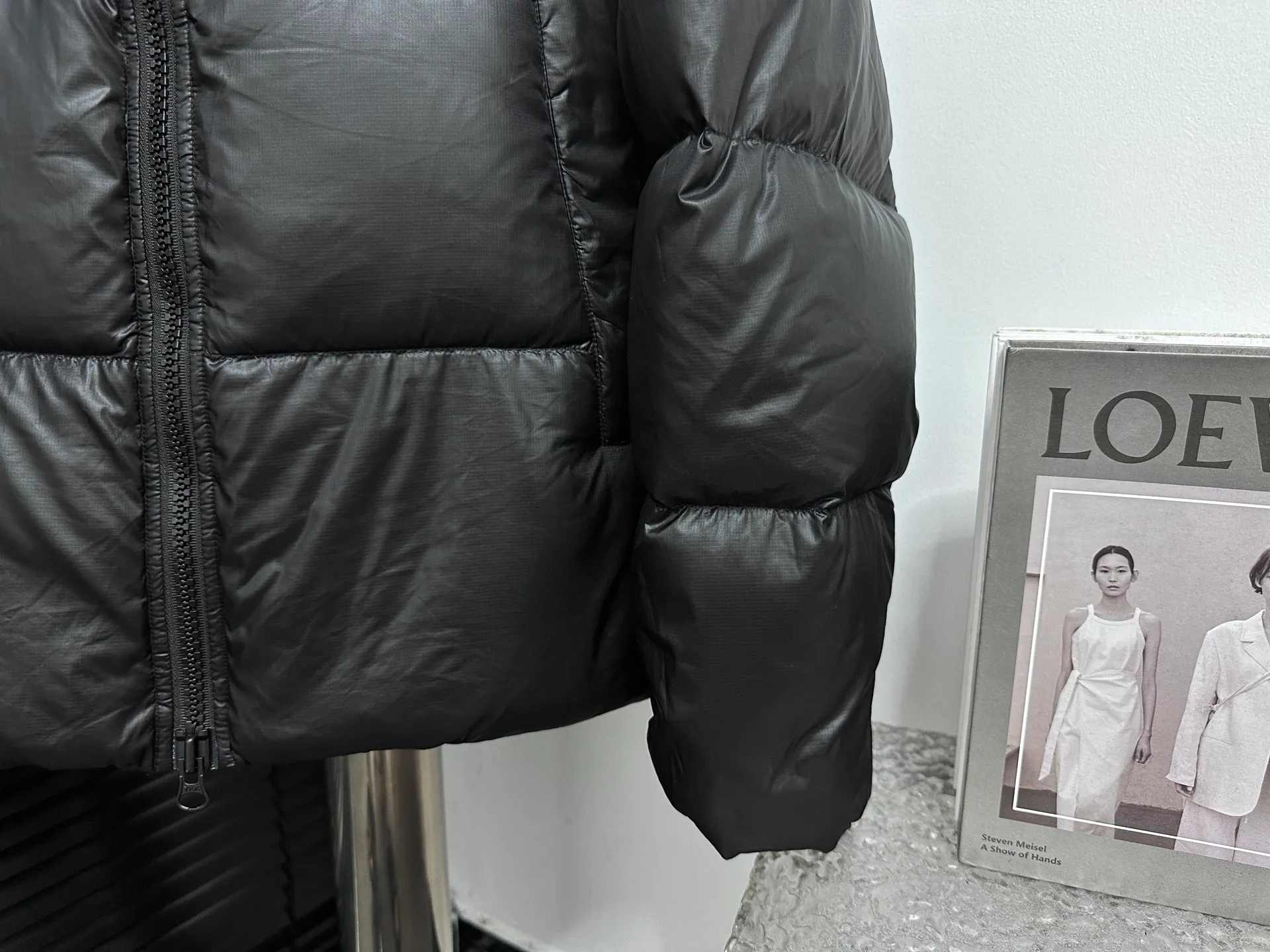 P780 [𝘾𝘼𝙉𝘼𝘿𝘼 𝙂𝙊𝙊𝙎𝙀] Canada Goose's limited new Crofton puff down jacket, top version, ceiling level Crofton soft loaf, 2024 latest style, cold protection effect up to level 4, using recycled Feather-Light tear-resistant fabric, ultra-light, no weight on the upper body at all! The unique black label highlights your temperament‼ ️ Canada Goose, a Canadian brand, has always been recognized as the warmest down jacket. Various Instagram celebrities, Internet celebrities, and celebrities often wear it for street photos. I make Canada Goose every year, but I still can't get rid of my love for it. No matter how cold the days are, there is no need to be afraid, because there is! Filled with 90% white duck down, it is the legendary warmest down jacket and is known as a must-have for Arctic outdoor sports! The most popular down jacket in the world, celebrities are rushing to buy it, it is a must-have!  Size: S~XXL